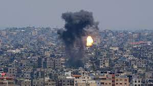 Asap membumbung tinggi di Jalur Gaza akiabt serangan "Israel".