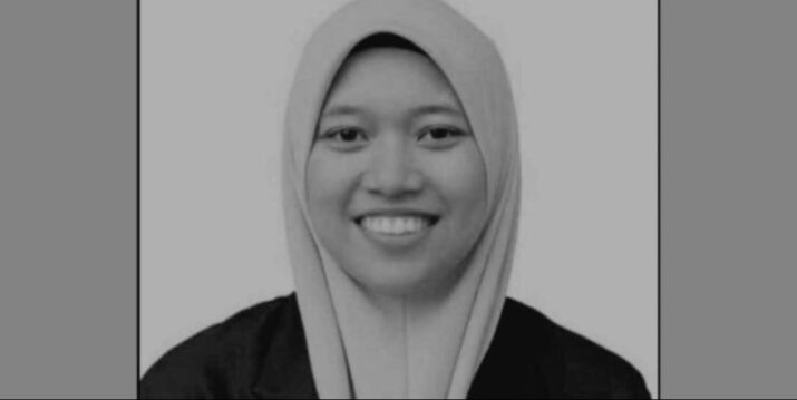 Almarhumah Nurly Shahirah Azman (23 tahun), wafat dalam tragedi kecelakaan bus di Jalan Raya Timur–Barat, Gerik, negara bagian Perak, Malaysia